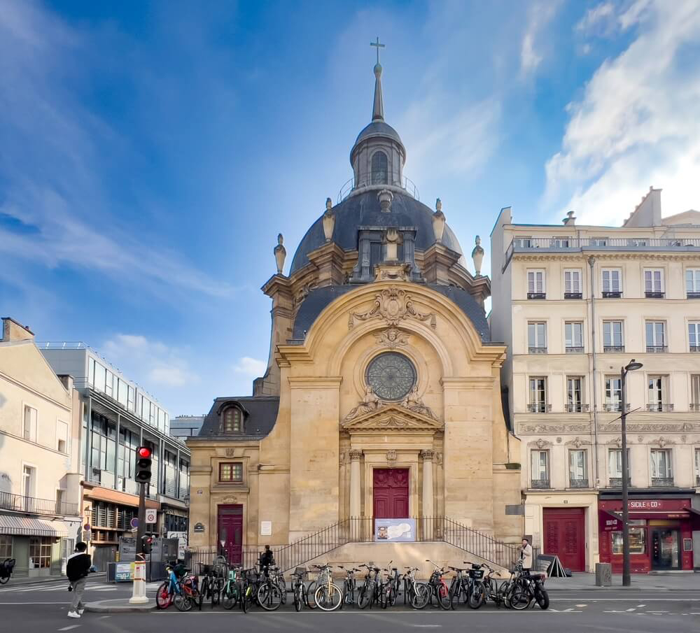 Temple du Marais: A stone chapel and dome on the corner of a street
