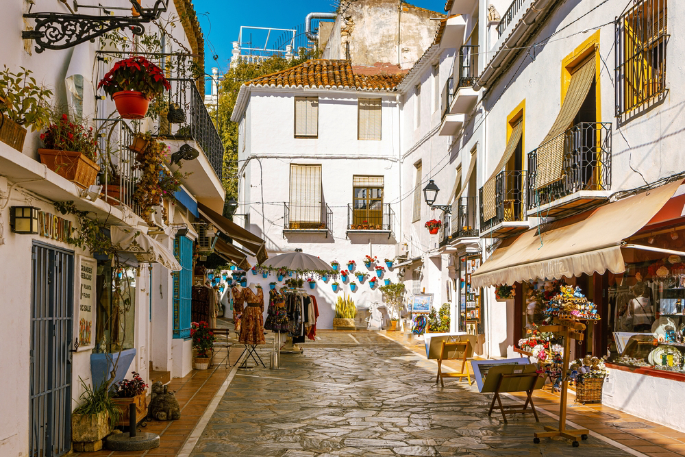 Things to do in Marbella: A typical Marbella street with whitewashed buildings and cobbled footpaths