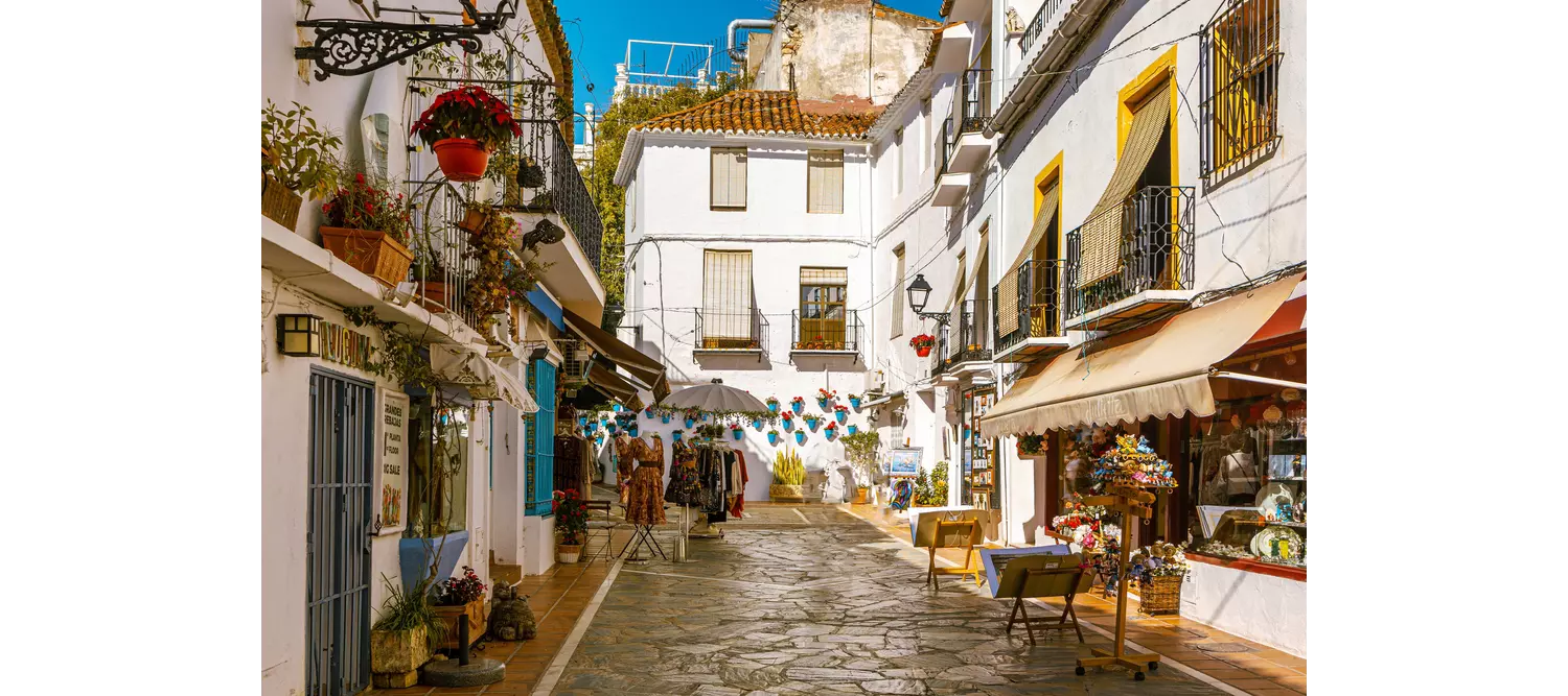 Things to do in Marbella: A typical Marbella street with whitewashed buildings and cobbled footpaths