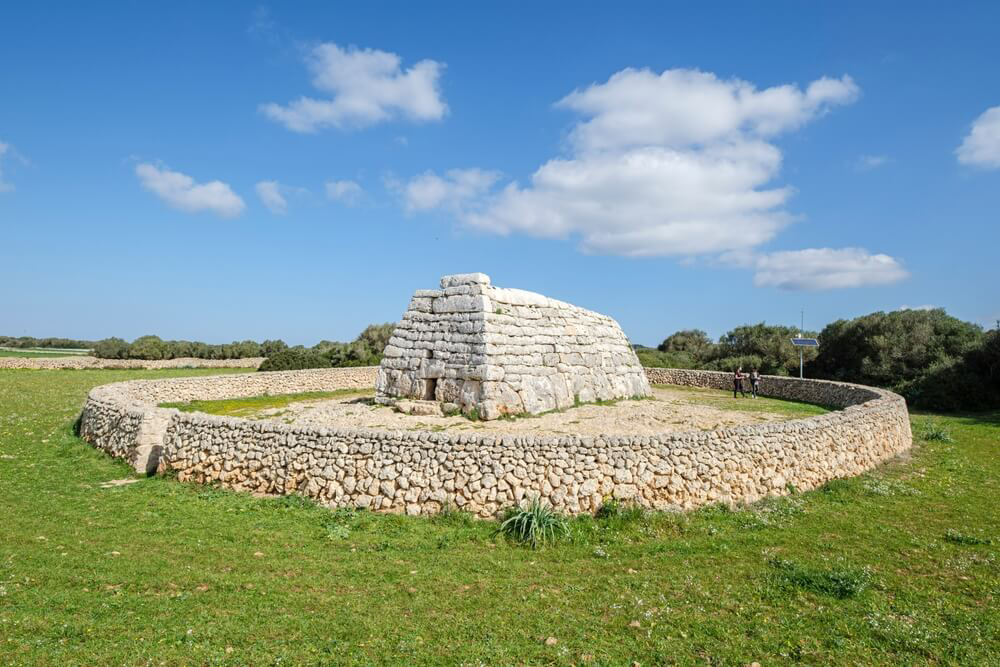 Naveta d’Es Tudons: A stone megalith in a green field