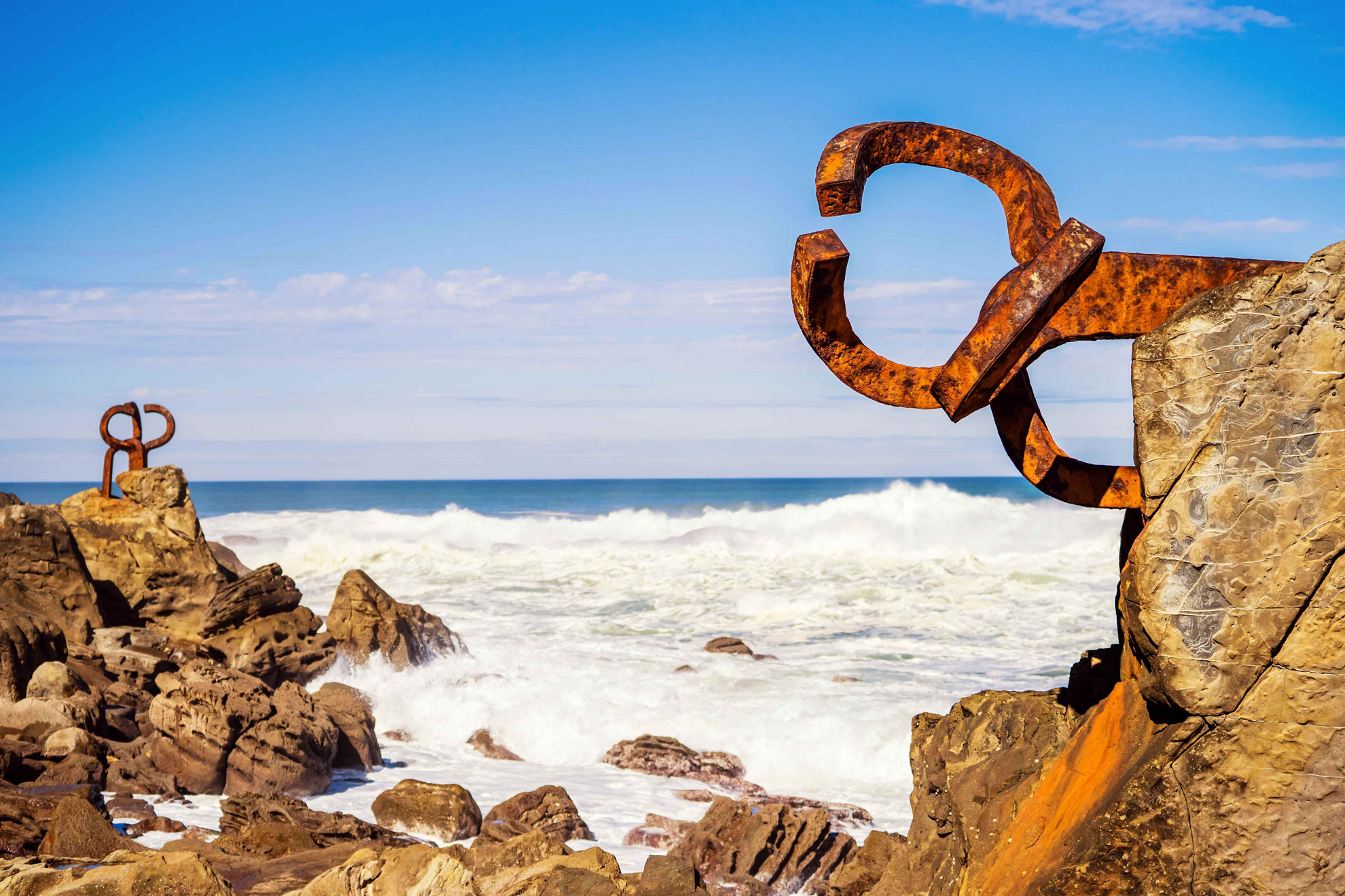 Things to do in San Sebastián: The Peine del Viento next to the sea