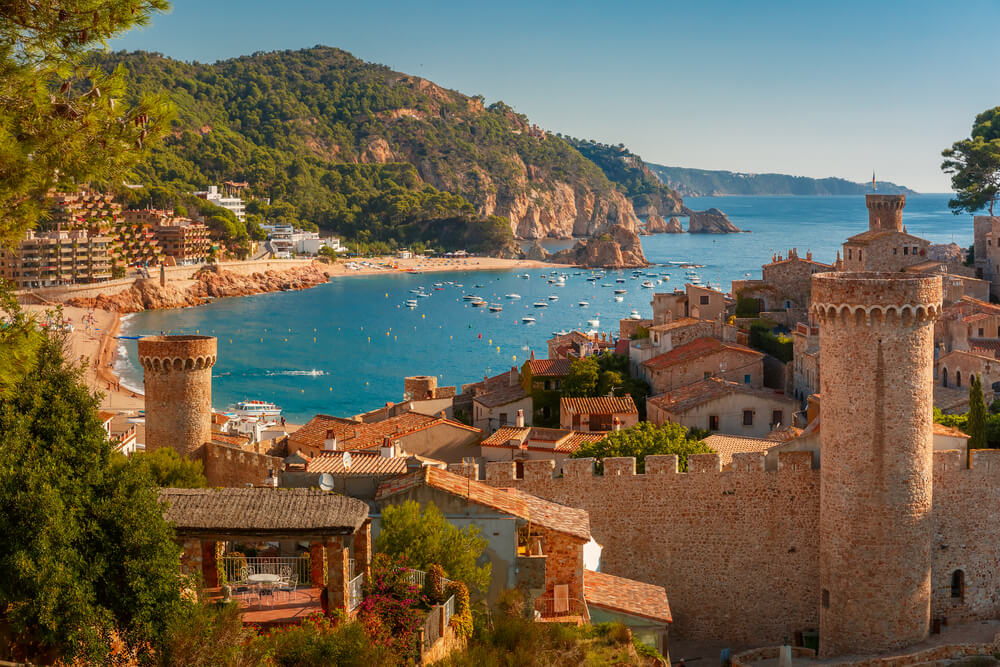 Things to do in the Costa Brava: The mediaeval walls of the city, Tossa de Mar by the sea