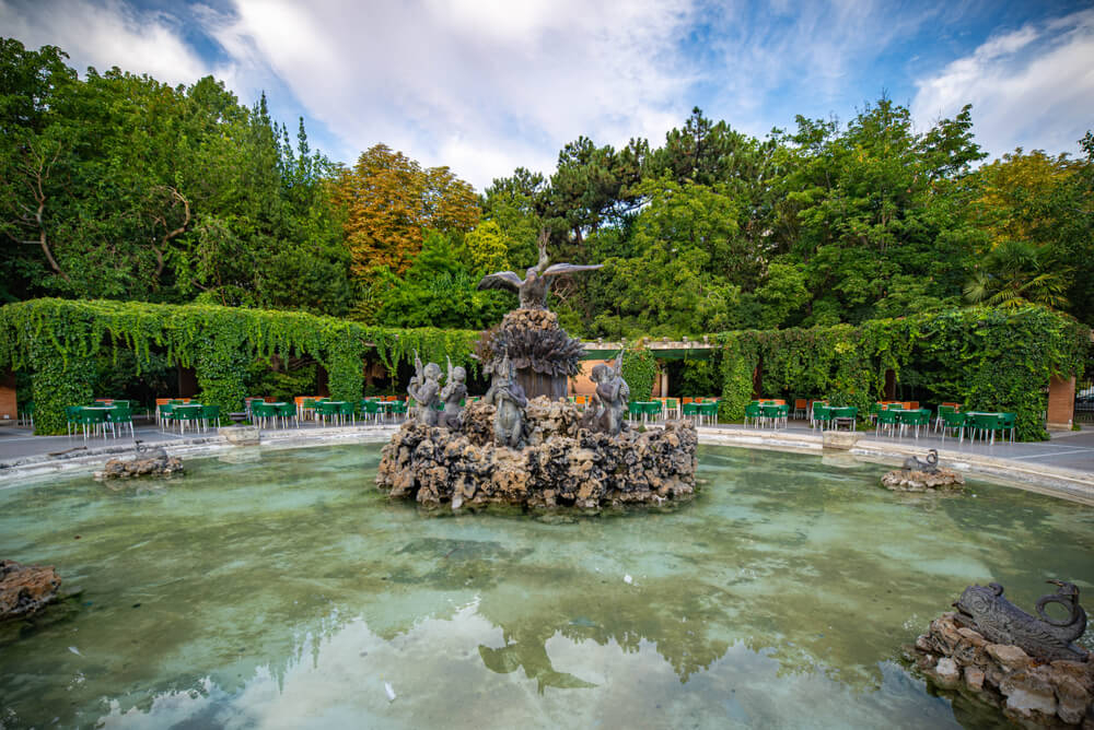 Campo Grande: A close-up of an ornate metal fountain with green water and a café behind