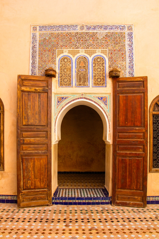 Bahia Palace: Yellow entranceway with ornate mosaic and wooden doors