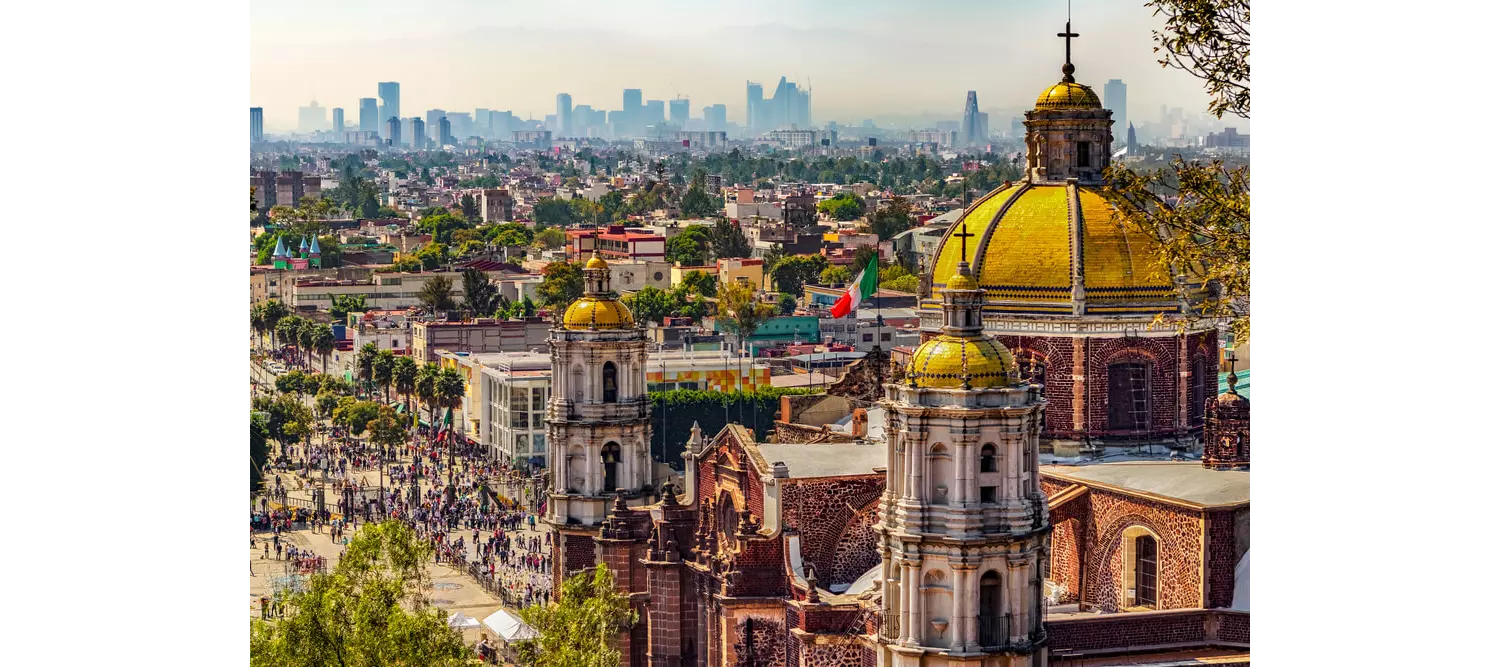 Blick auf die alte Basílica de Santa María de Guadalupe in Mexiko-Stadt.