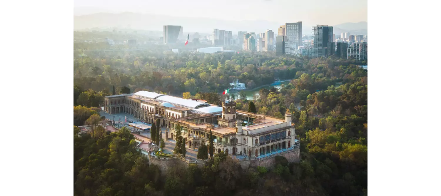 Sehenswürdigkeiten in Mexiko-Stadt: Schloss von Chapultepec umgeben von Wald.