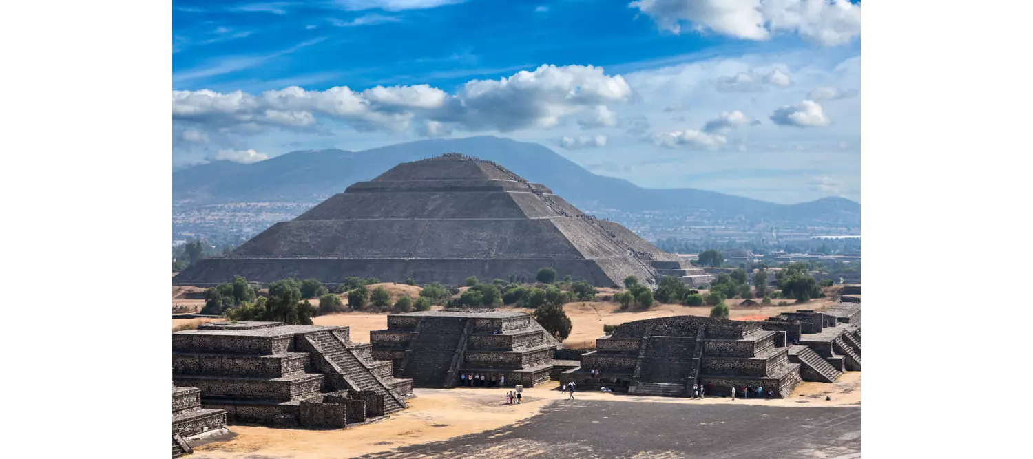 Die Ruinen von Teotihuacán mit der Sonnenpyramide und mehreren kleineren Pyramiden.