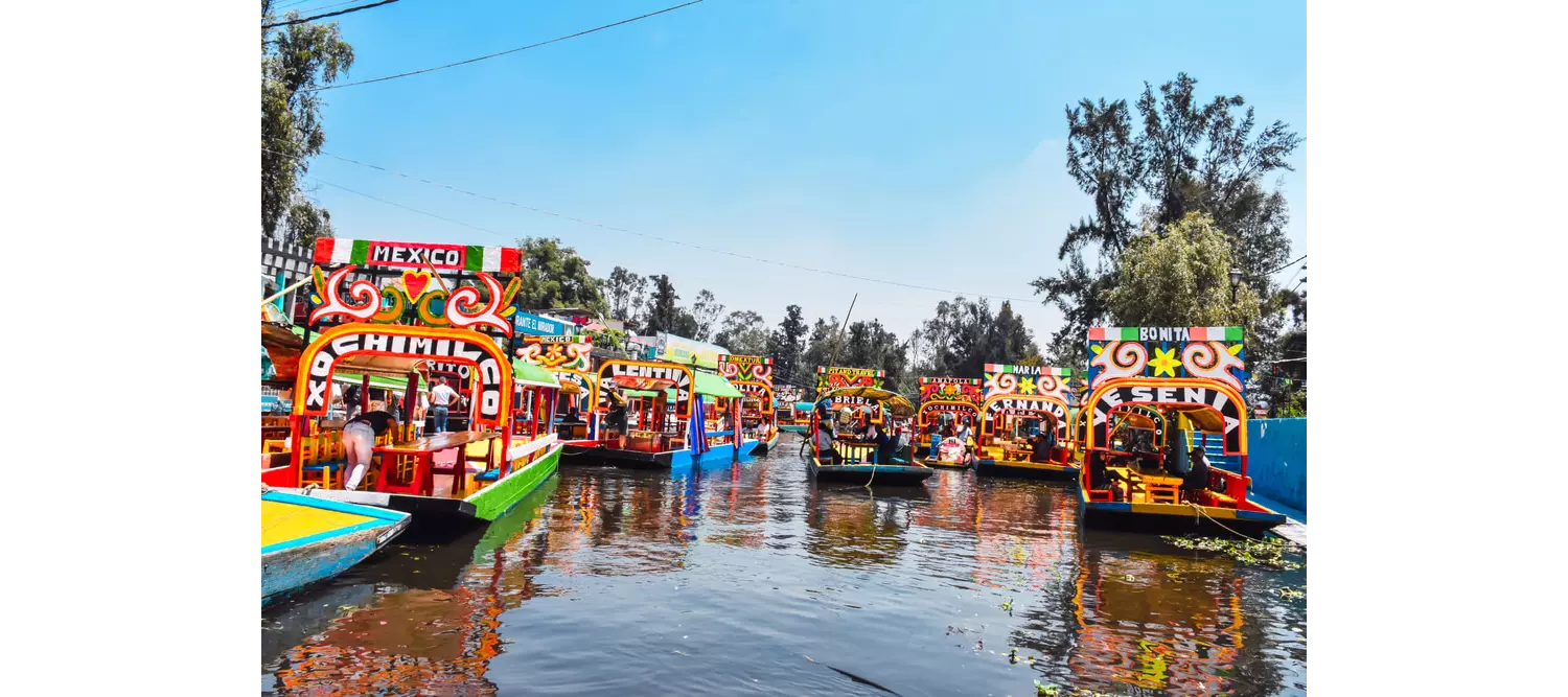 Der See von Xochimilco mit den typischen Trajineras.