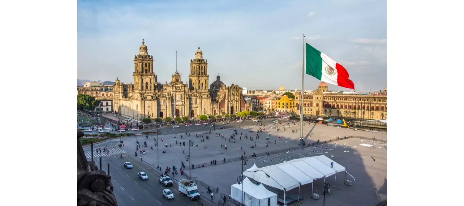 Sehenswürdigkeiten in Mexiko-Stadt: Blick auf den Zócalo-Platz mit der Kathedrale.