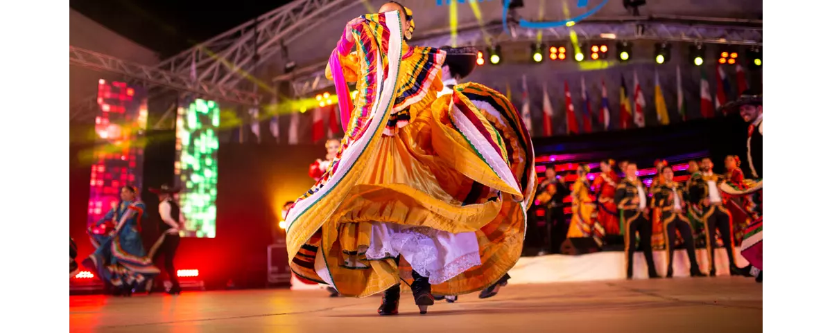 Mexican dance with outlet big dresses