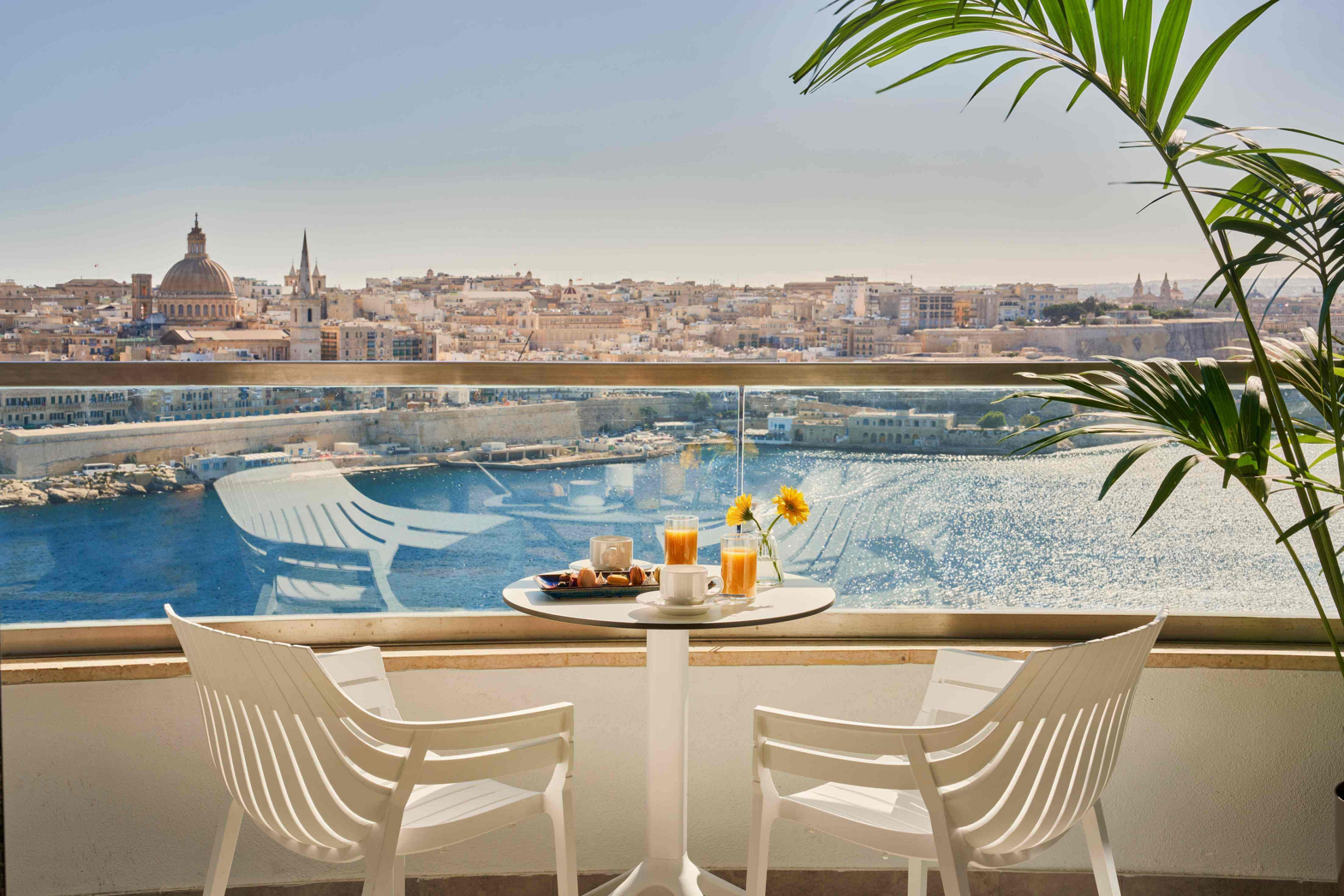 Mediterranes Essen auf einer Terrasse mit Blick auf das Mittelmeer in Valletta, Malta.