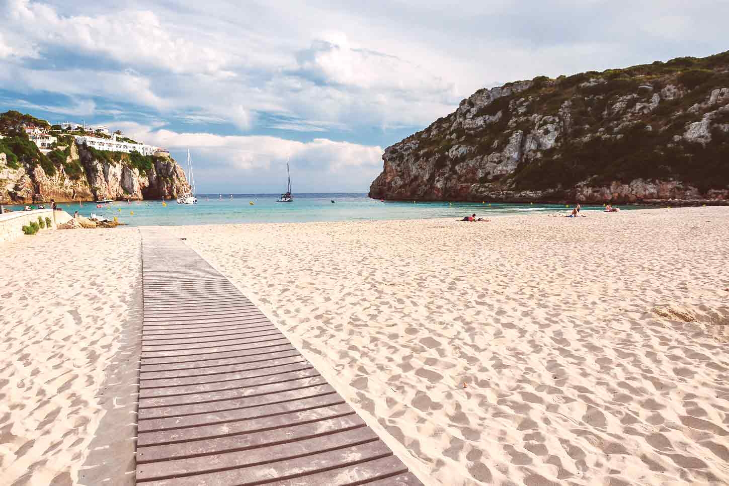 Giornata sulla spiaggia Cala En Porter prima di un aperitivo a Cova d'En Xoroi