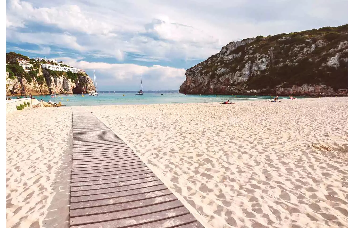 Giornata sulla spiaggia Cala En Porter prima di un aperitivo a Cova d'En Xoroi