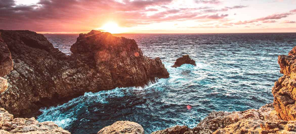 Ammirare il crepuscolo dal faro Cap d'Artrutx, vicino alla spiaggia Cala’n Bosch