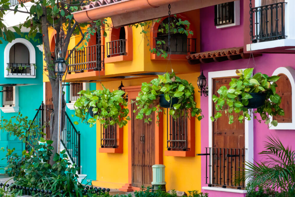 Puerto Vallarta: Typical street lined with colorful houses