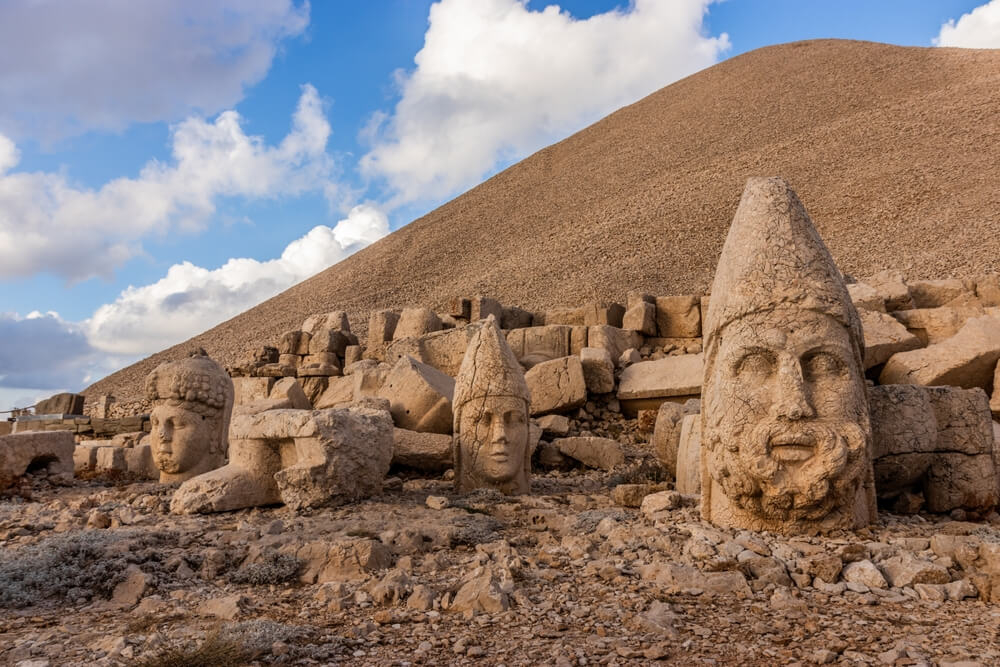Türkei Sehenswürdigkeiten: Skulpturen auf dem Berg Nemrut.