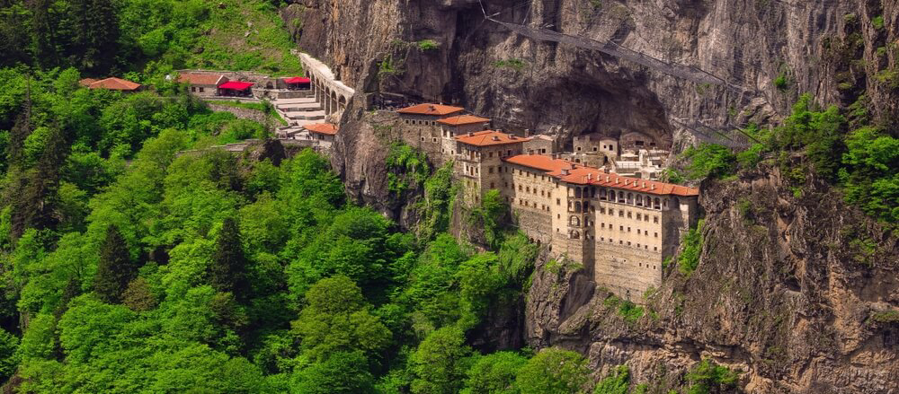 Das orthodoxe Kloster Sumela an einem Berghang im Altindere-Nationalpark am Schwarzen Meer, Türkei.
