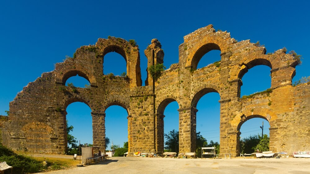 Türkei Sehenswürdigkeiten: ein Teil der Ruinen von Aspendos.