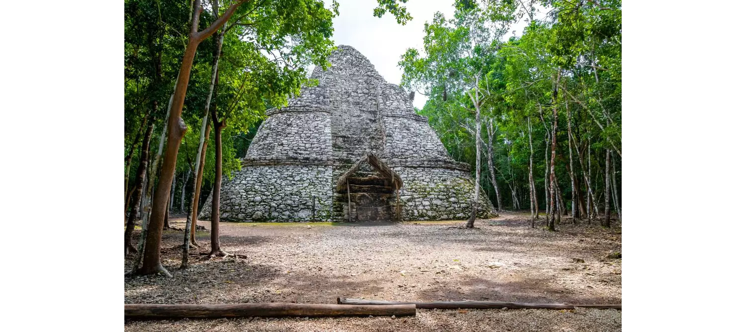 Maya-Ruinen in der archäologischen Stätte von Cobá, Mexiko.