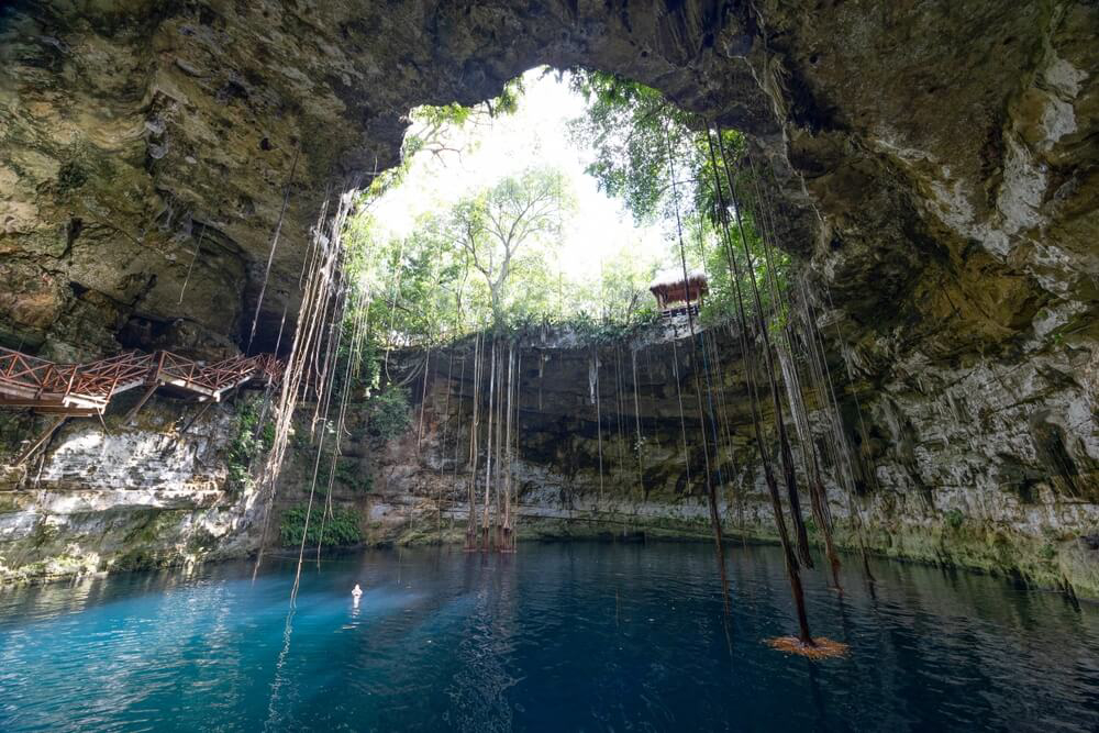 Sehenswürdigkeiten in Tulum: Gran Cenote, Kalksteinhöhle mit glasklarem Wasser.