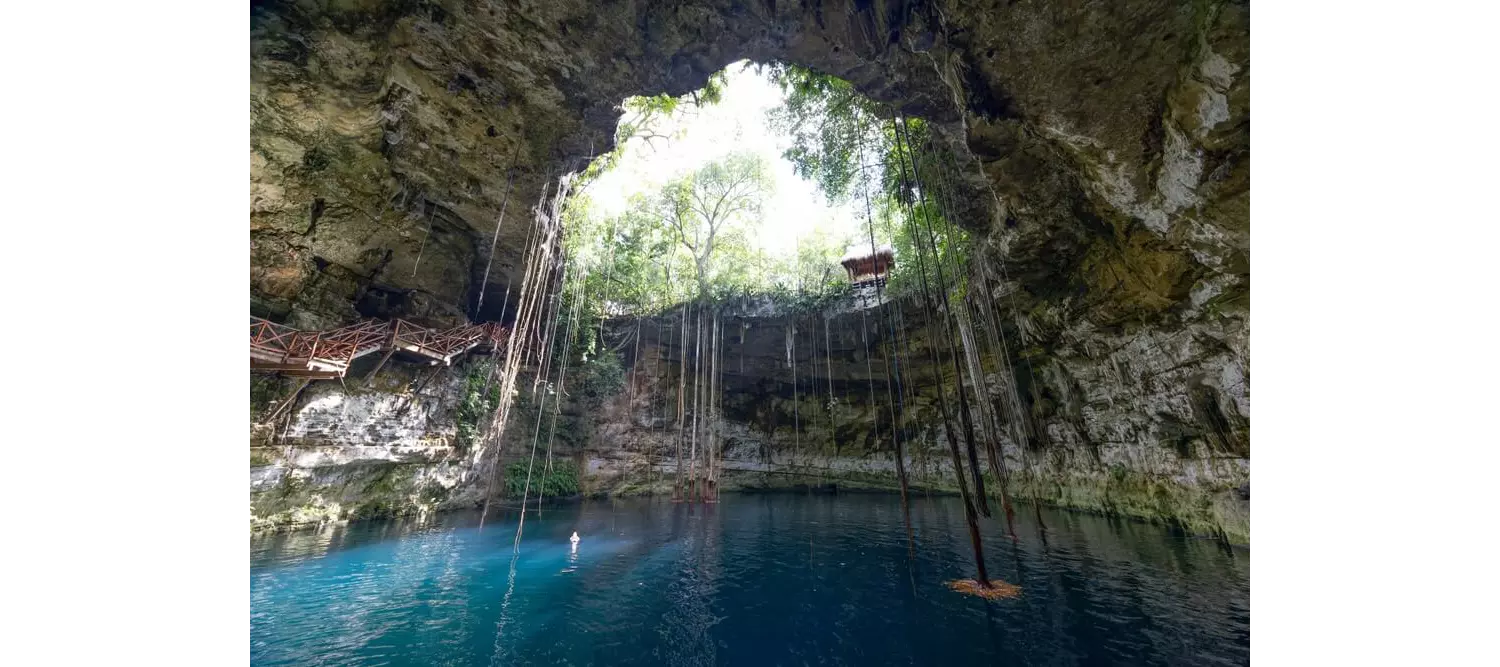 Sehenswürdigkeiten in Tulum: Gran Cenote, Kalksteinhöhle mit glasklarem Wasser.