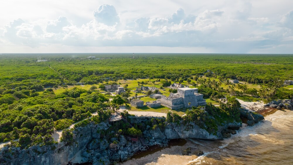 Tulum Sehenswürdigkeiten: die Maya-Ruinen von Tulum aus der Vogelperspektive gesehen.