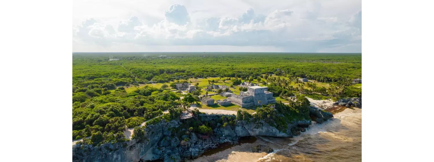 Tulum Sehenswürdigkeiten: die Maya-Ruinen von Tulum aus der Vogelperspektive gesehen.