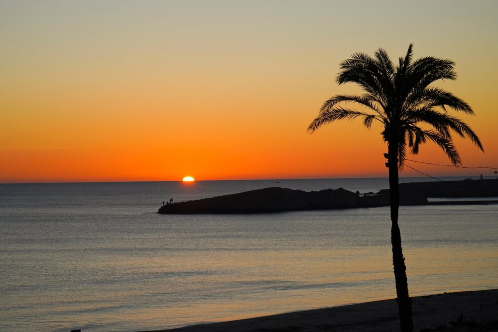 Strand von Monastir in Tunesien in der Morgendämmerung.