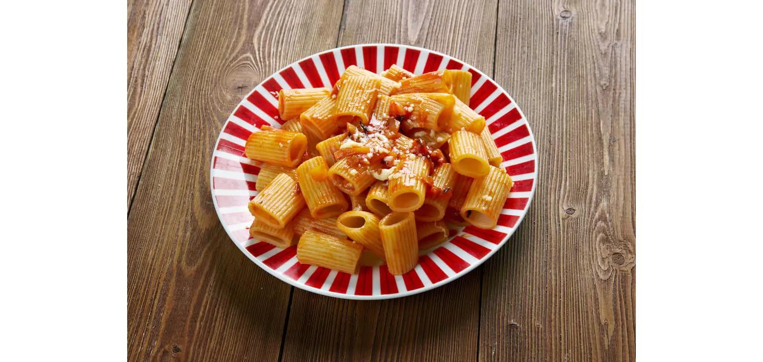 Typisch römisches Essen: ein Teller mit Rigatoni con la Pajata.
