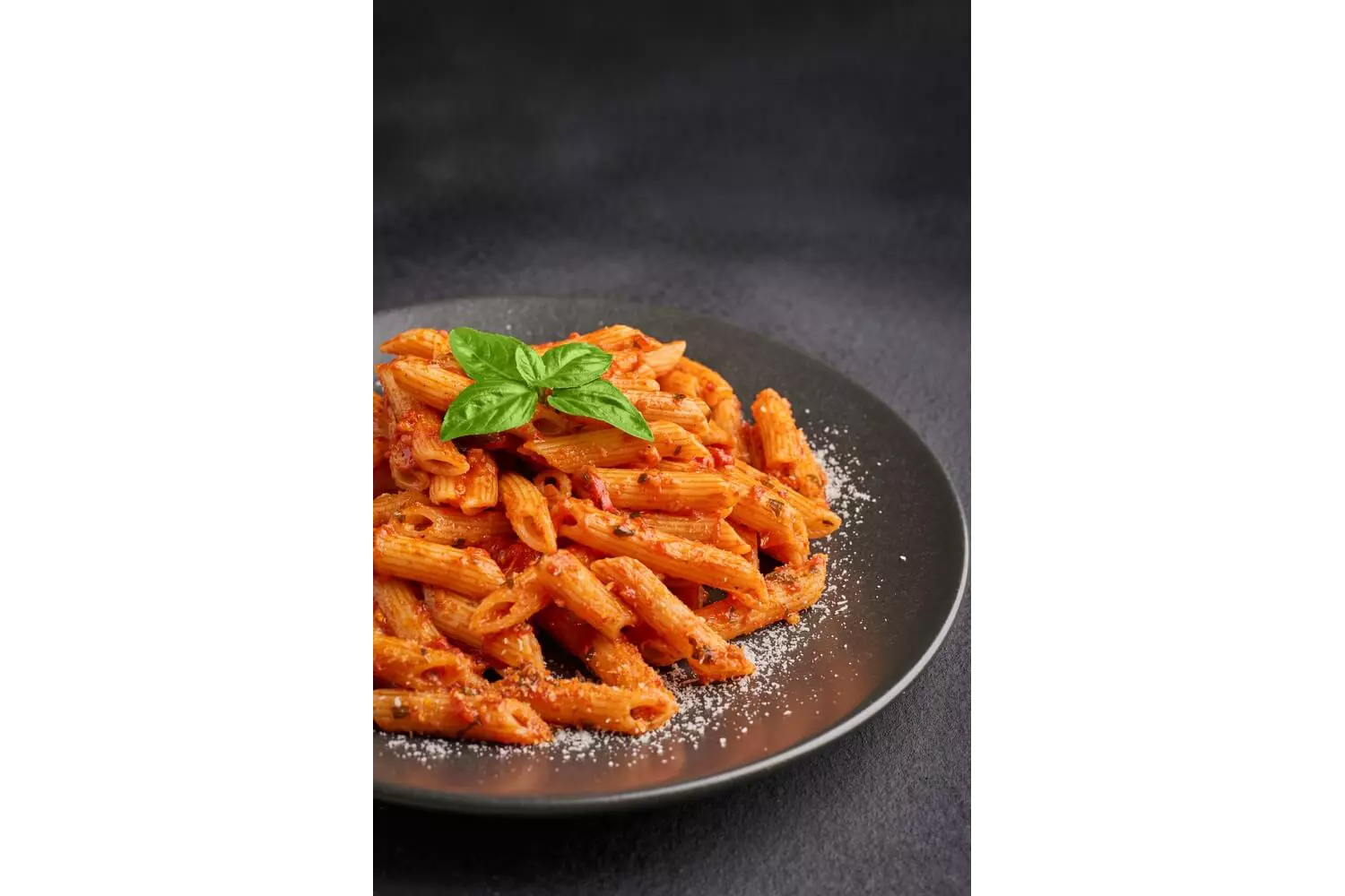 Typisch römisches Essen: ein Teller mit Penne all'Arrabiatta.