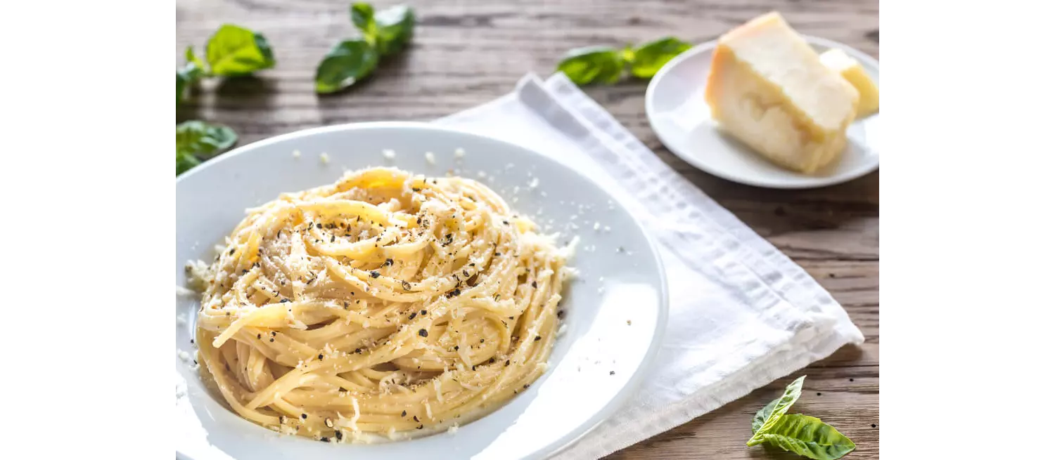 Ein Teller mit Tonarelli Cacio e Pepe.