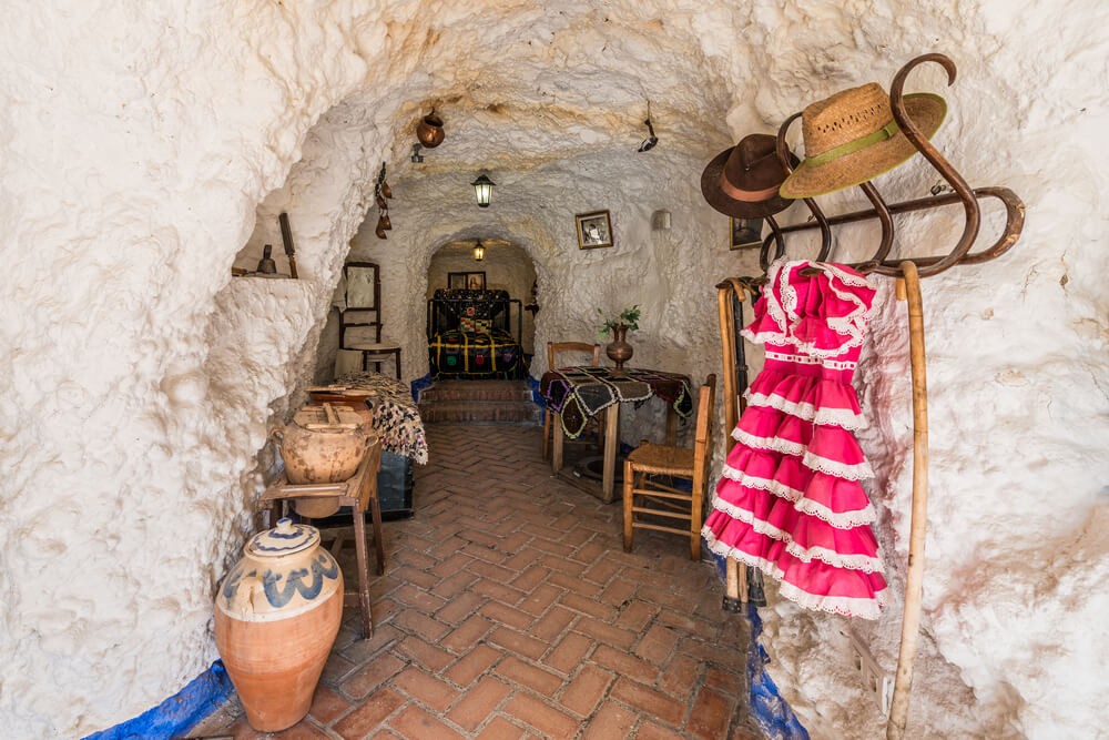 Cave home Sacromonte: Inside a gypsy cave house with white walls 
