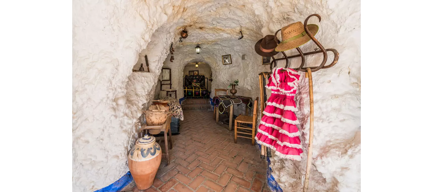 Cave home Sacromonte: Inside a gypsy cave house with white walls 
