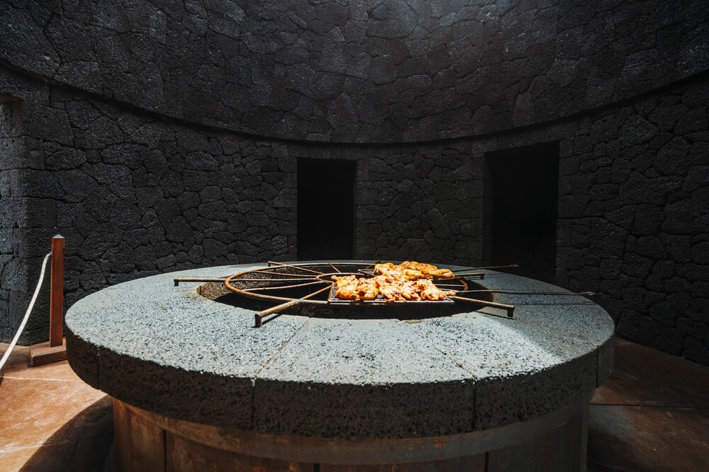 Diablo Restaurant Lanzarote: A close-up of the open fire with meat on the grill