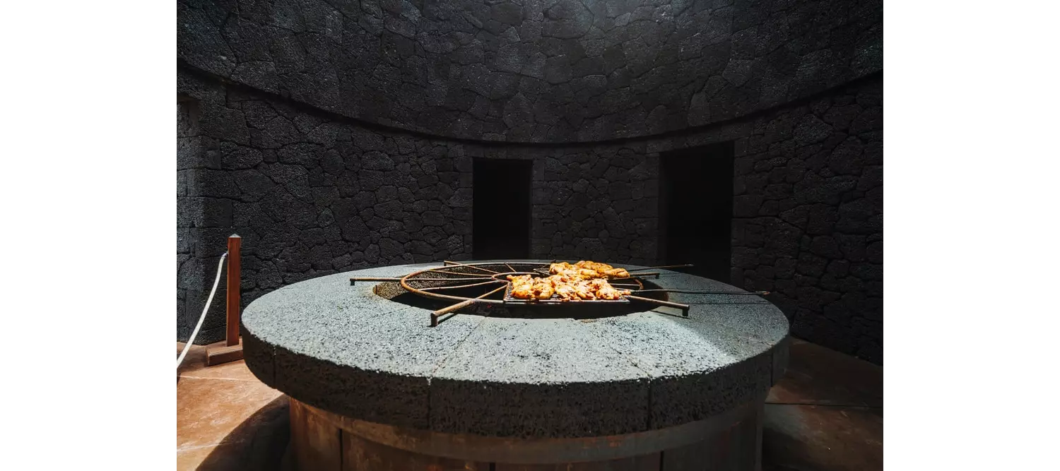 Diablo Restaurant Lanzarote: A close-up of the open fire with meat on the grill