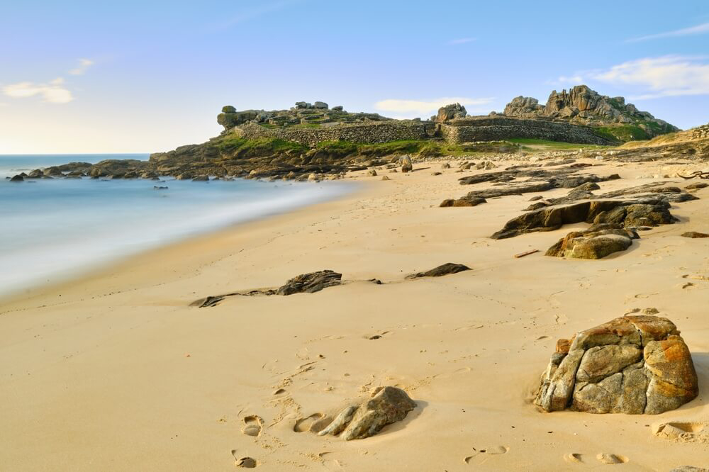 Sehenswürdigkeiten in Galicien: das Castro de Baroña von der Landseite aus gesehen.