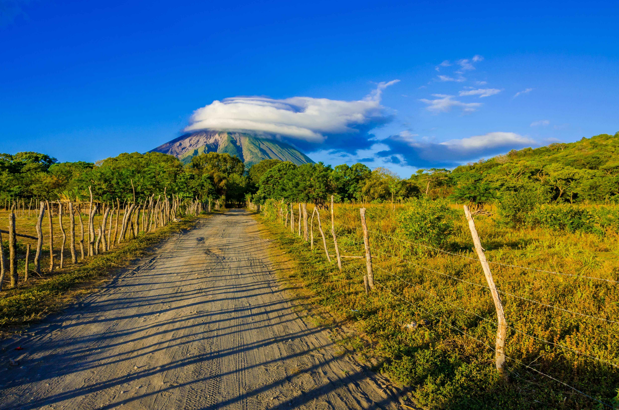 Urlaub in Nicaragua: Landschaft auf der Insel Ometepe mit Vulkan.