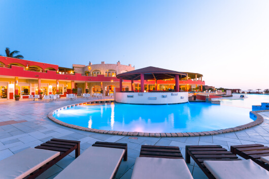 Beleuchteter Hotelpool im Occidental Boa Vista Beach auf der Insel Boa Vista in Kap Verde.