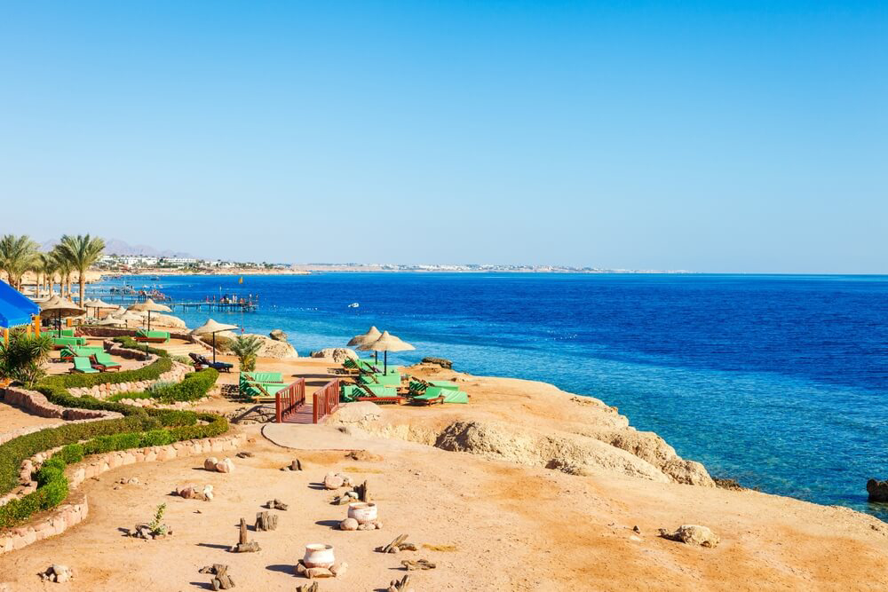 Liegen und Sonnenschirme am Strand von Sharm el-Sheikh in Ägypten.