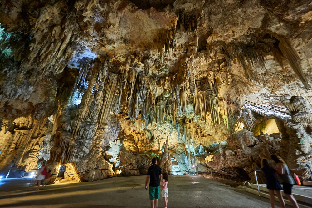 Urlaubsziele mit Kindern: Vater und Tochter in der Höhle von Nerja, Málaga, Costa del Sol.