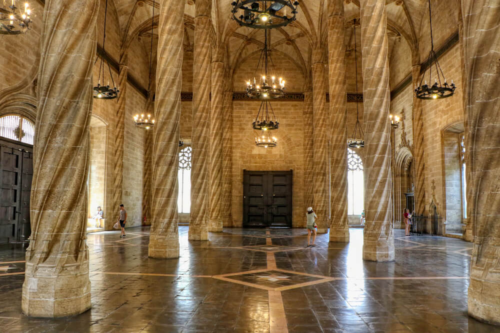Saal mit hohen Säulen in der Seidenbörde in Valencia (Llotja de la Seda).