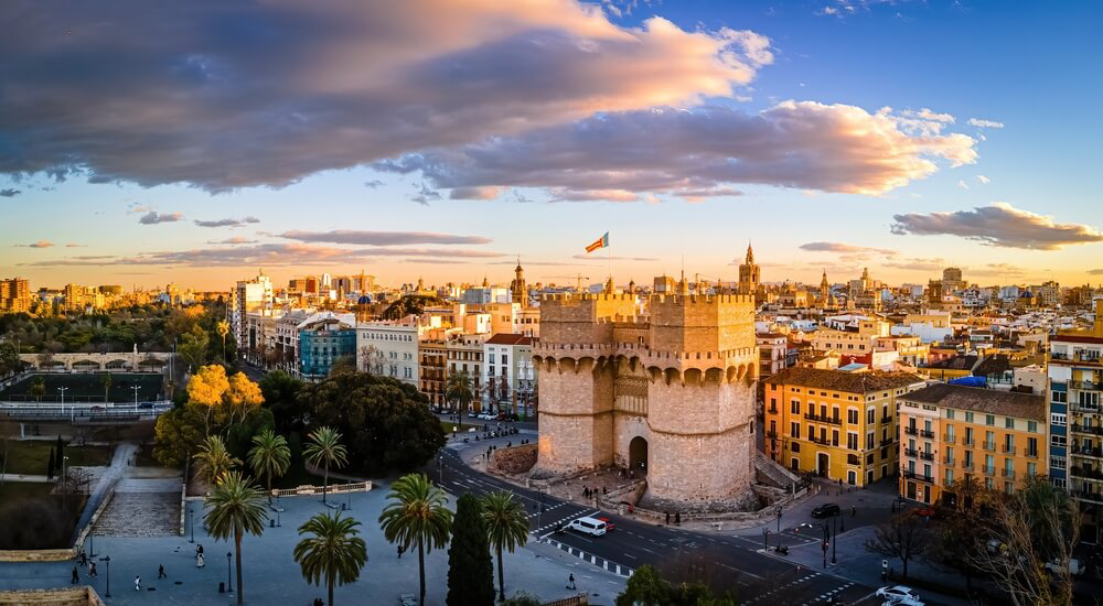 Panoramablick über die Altstadt von Valencia mit einem der Stadttore (Torres de Serranos).
