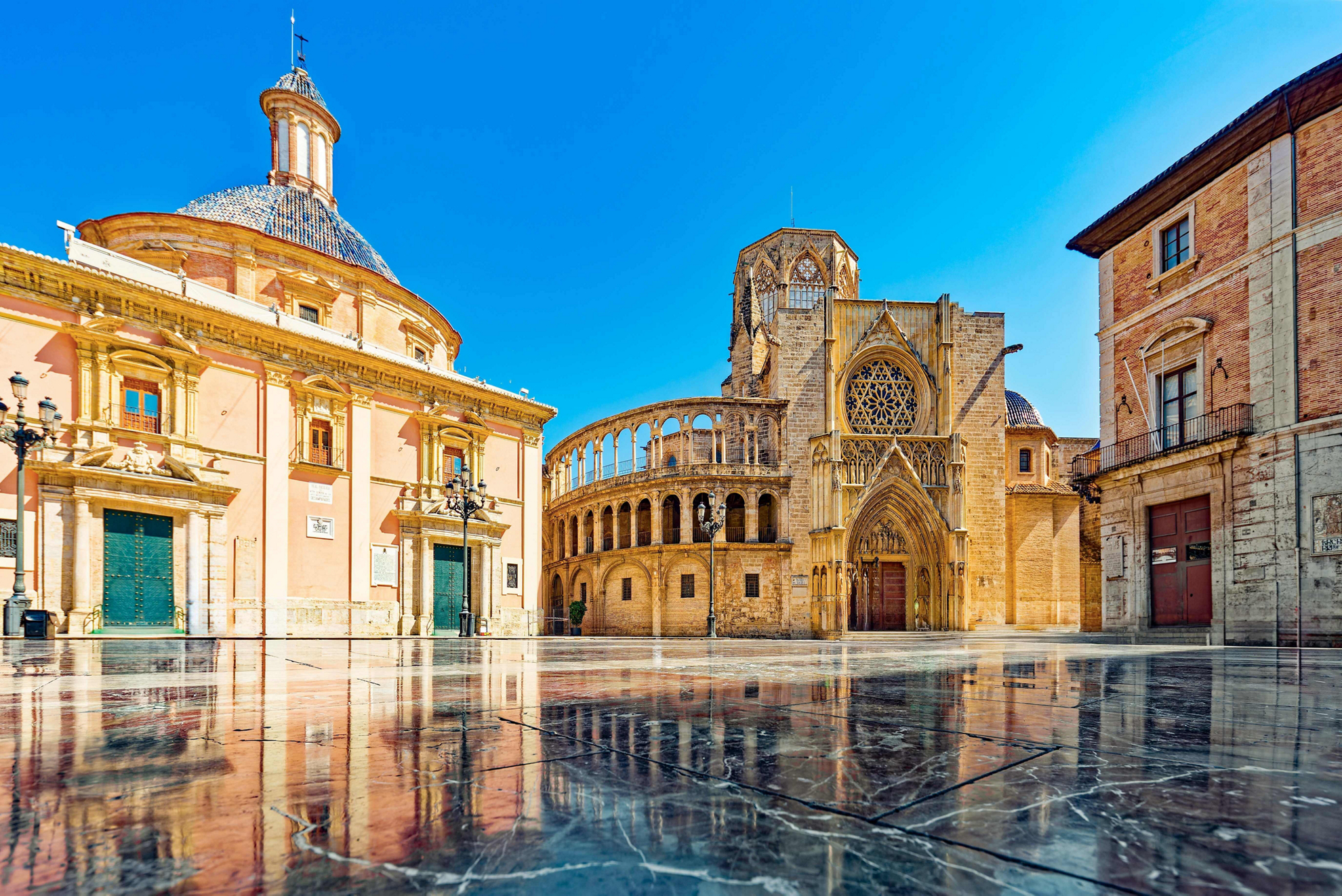 Valencia Sehenswürdigkeiten: die Kathedrale vom Plaza de la Virgen aus gesehen.