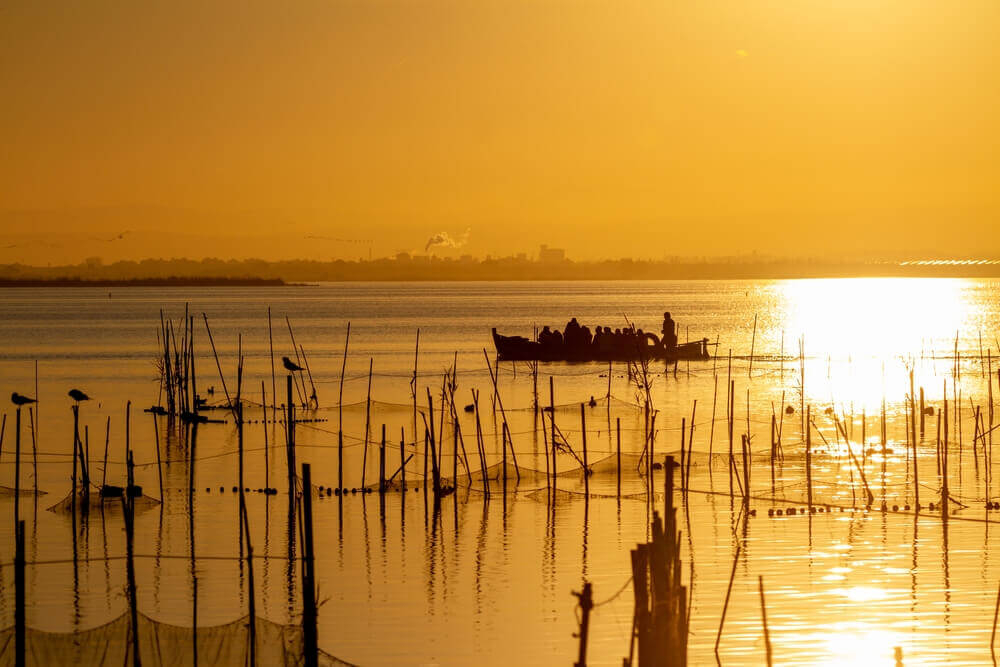 Boot bei Sonnenuntergang in der Albufera von Valencia.