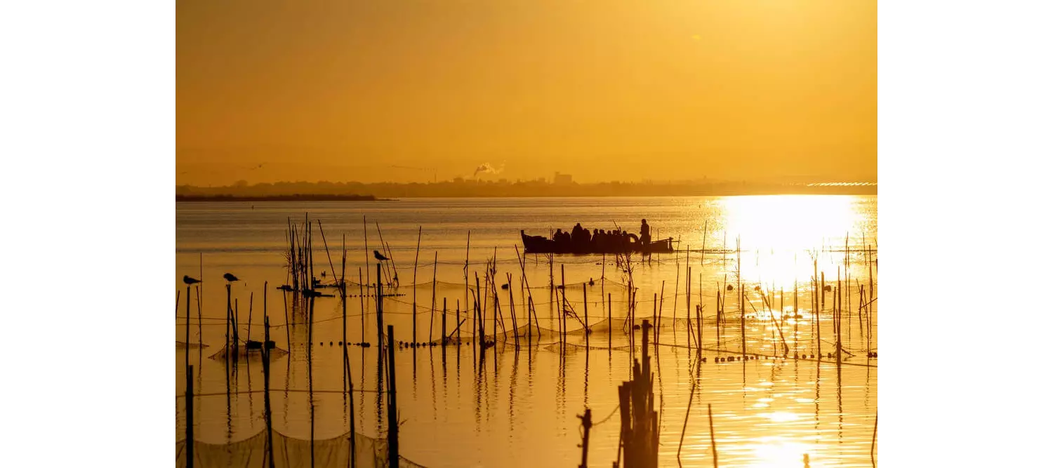 Boot bei Sonnenuntergang in der Albufera von Valencia.