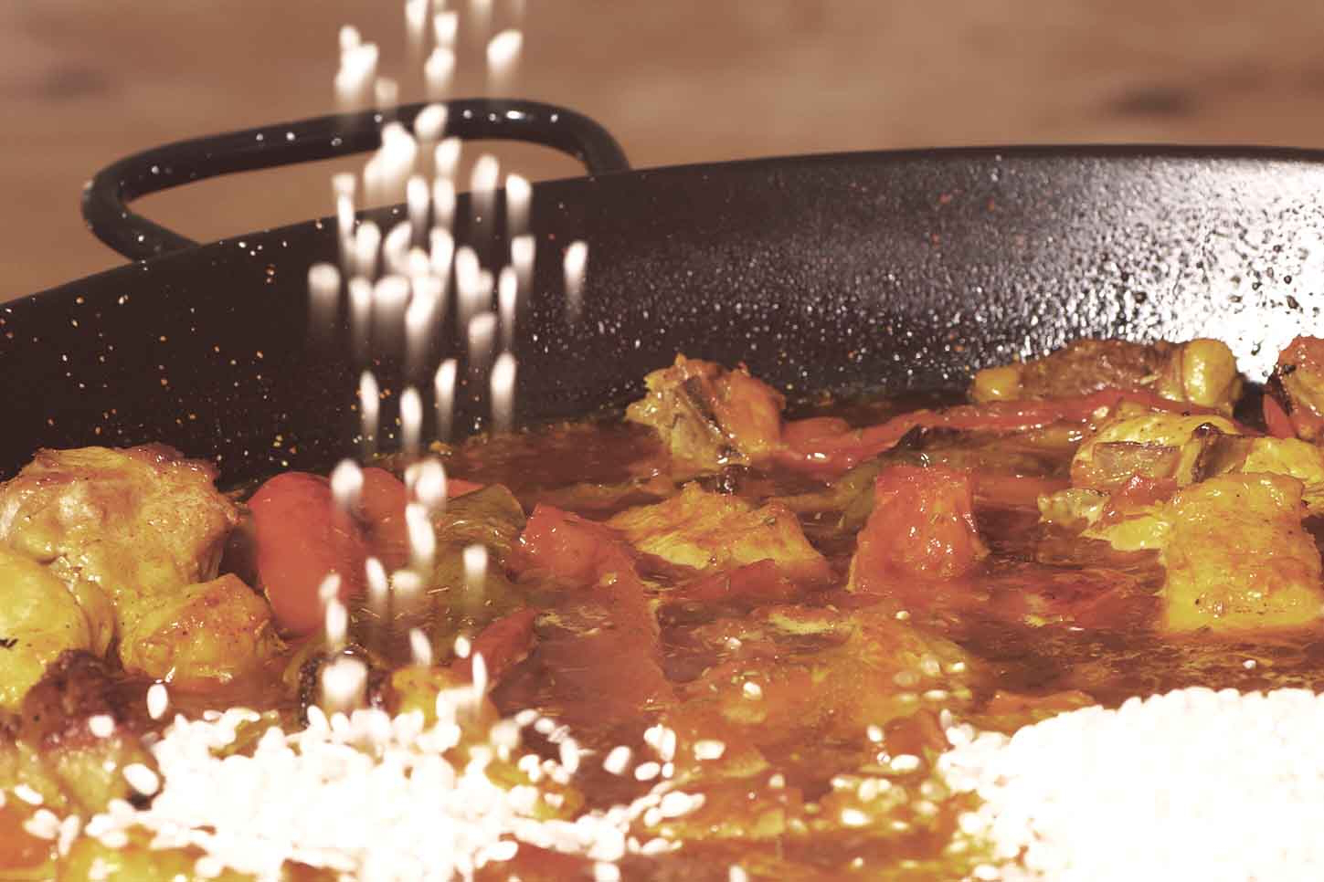 Die Paella-Zutaten: Fleisch, Gemüse und Reis.