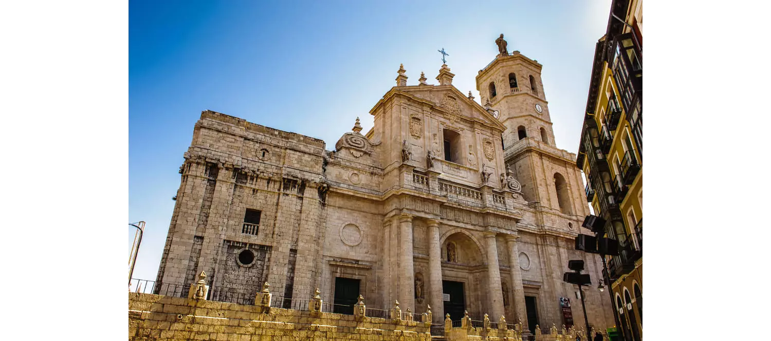 Teilansicht der Kathedrale von Valladolid von unten gesehen.