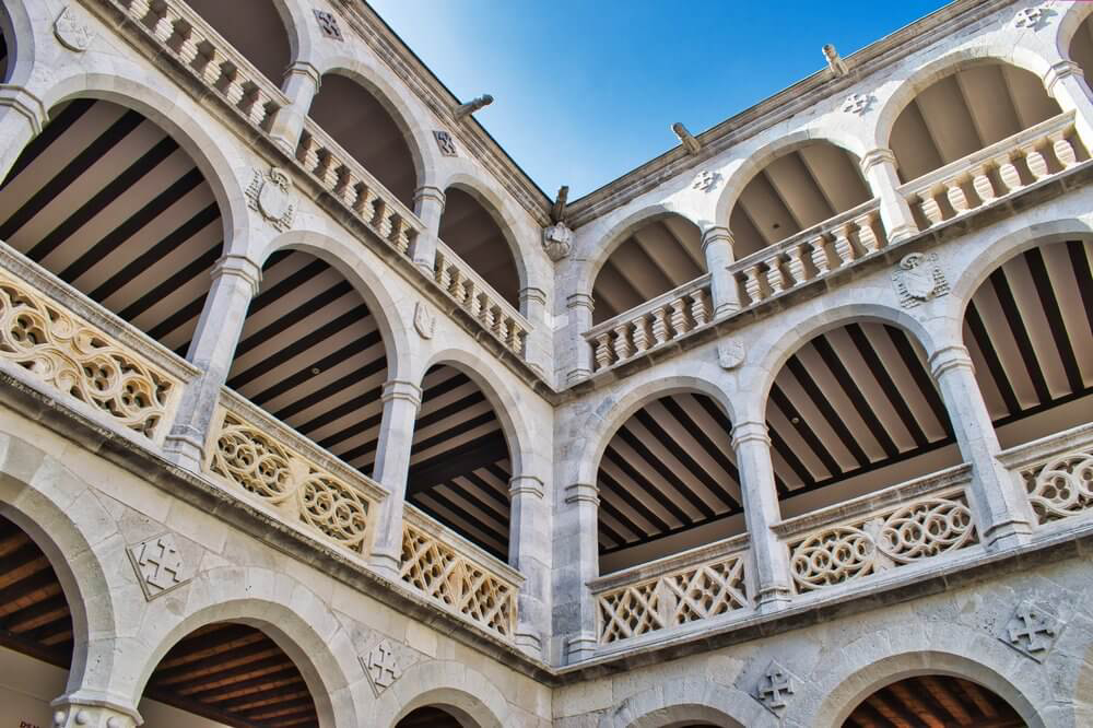 Bogengänge im Renaissance-Stil im Palacio de Santa Cruz in Valladolid.