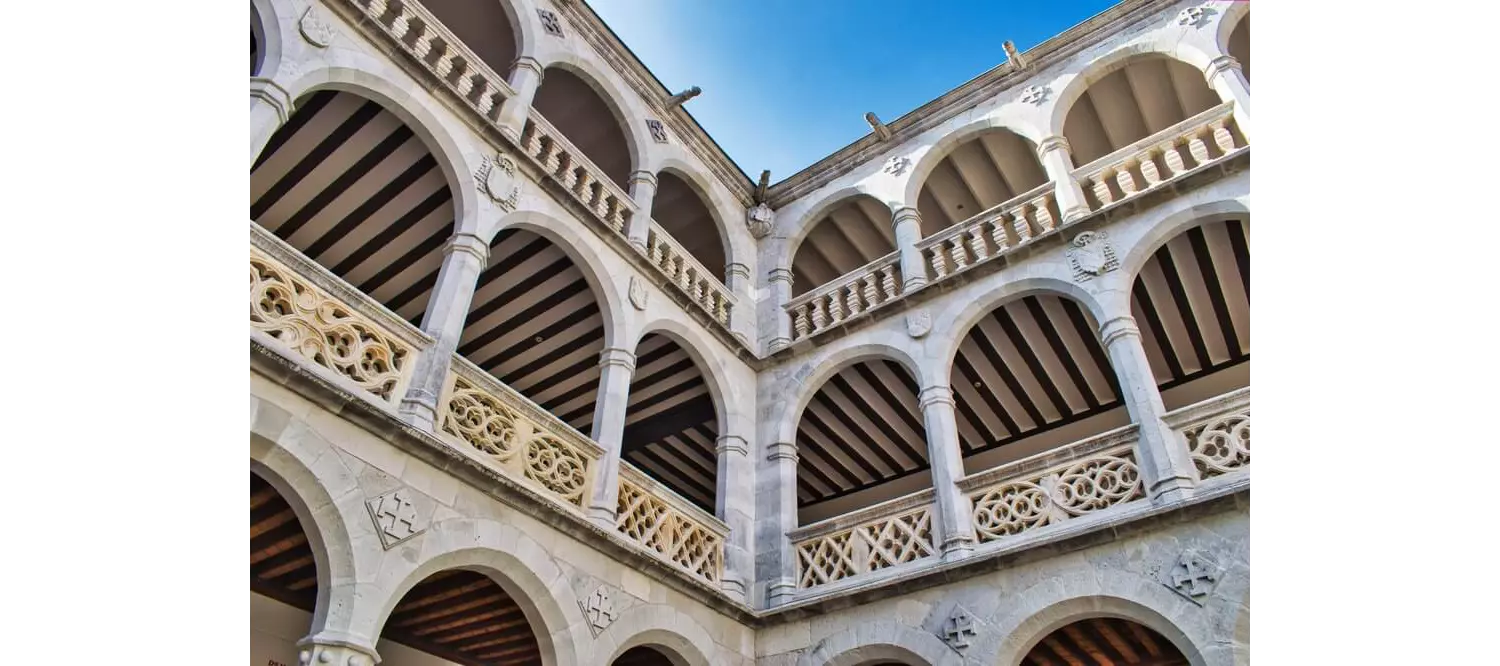 Bogengänge im Renaissance-Stil im Palacio de Santa Cruz in Valladolid.