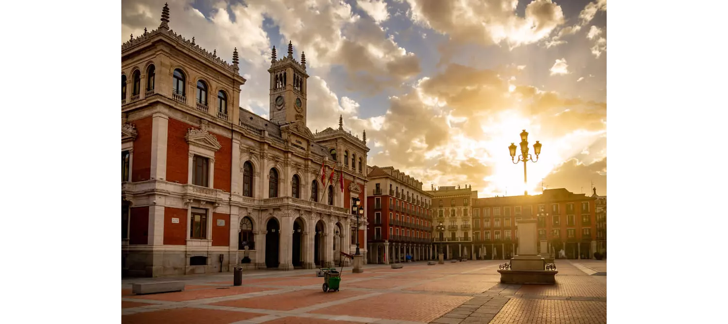 Plaza Mayor von Valladolid in der Dämmerung.